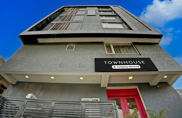 Cozy Stays Near Halasuru Metro Station