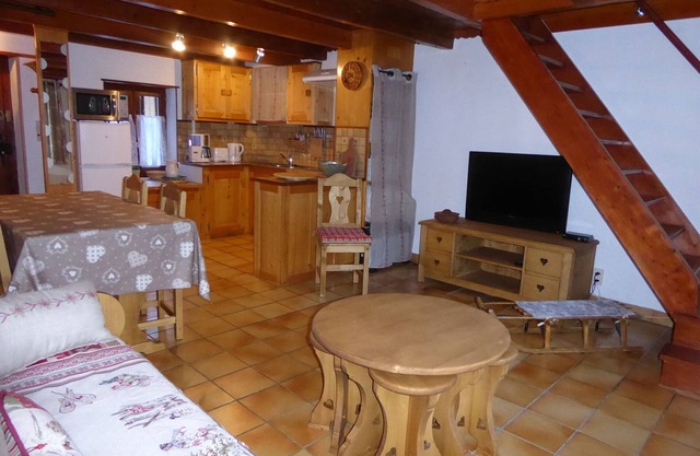 Cozy Stone Chalet with Mountain Views, Near Shops and Cable Car