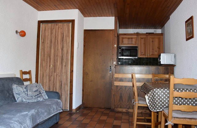 Cozy Studio with South-Facing Balcony Near Ski Trails in Pralognan-la-Vanoise, Sleeps 4