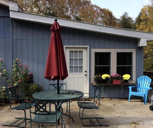 Cozy Studio Cabin Rental with Hot Tub Perfect for Glamping in Ohio