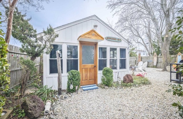 Cozy Studio Cabin w/Fire Pit Yard | Walk to Beach