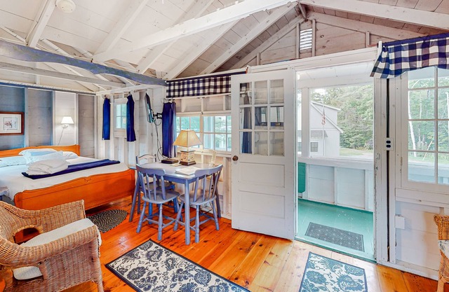 Cozy studio cottage with a grill, WiFi, full kitchen & dock access