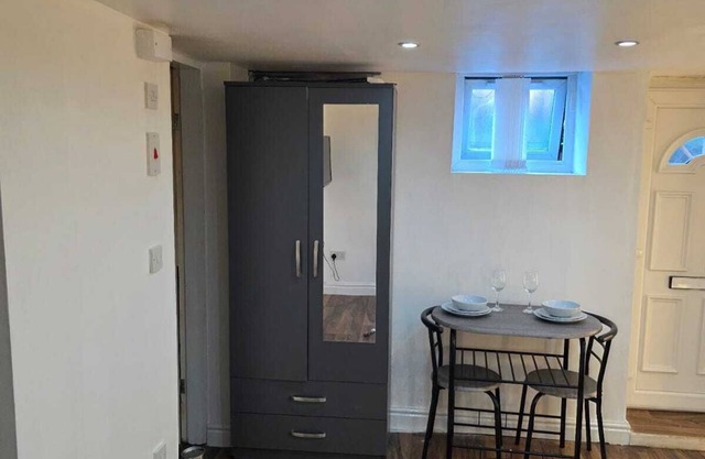 COZY STUDIO FLAT, CENTRAL, PARKING, WIFI AND NETFLIX