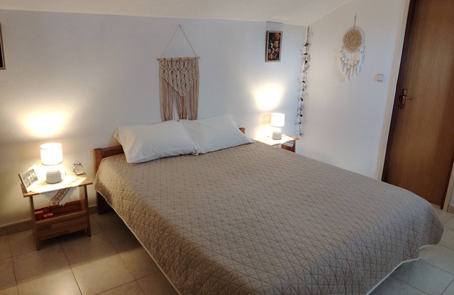 Cozy studio in peaceful Molat with WiFi, AC