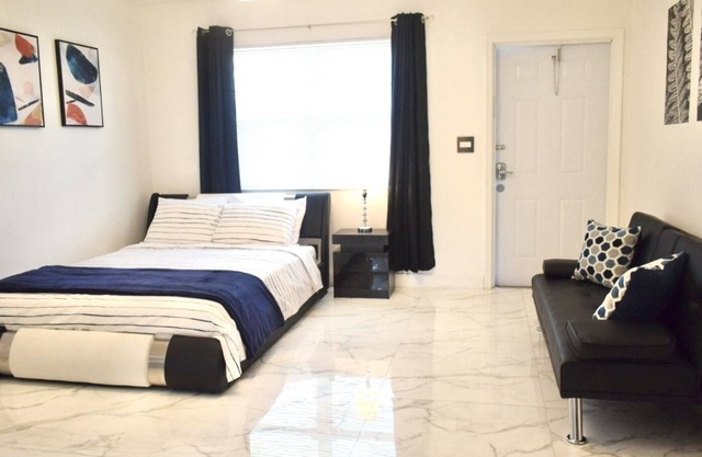 Cozy studio near Las Olas Blvr.