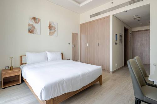 Cozy studio Pet Friendly Pool, Gym, Water Near Downtown