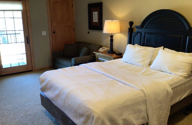 Cozy Studio w/Queen Bed & Twin Sleeper – Northernaire Resort, Three Lakes WI