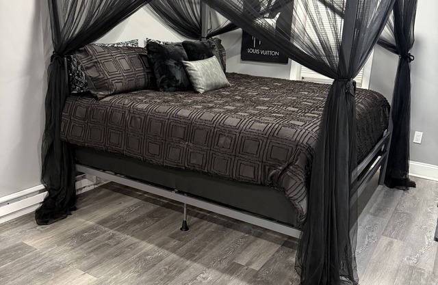 Cozy studio with. Beautiful King Size Bed, WiFi and AC in fabulous Collingdale
