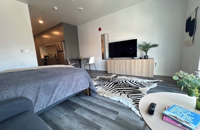 Cozy studio with WiFi, AC, fitness room in lovely midtown of Sacramento.