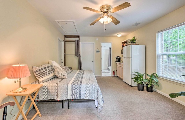 Cozy Studio with Yard, 6 Miles to Dwtn Beaufort!