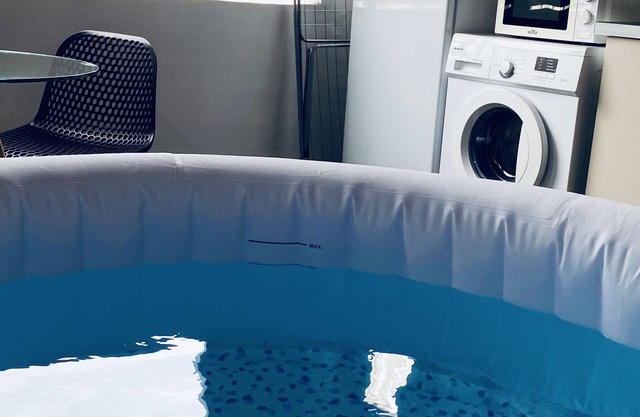 Cozy suite ✨city center with hot tub✨
