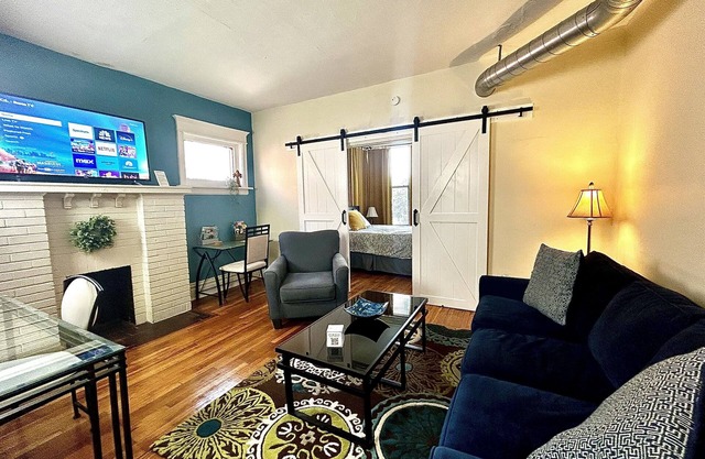 Cozy Suite with King + Queen beds- Steps to MetroLink + Off-Street Parking