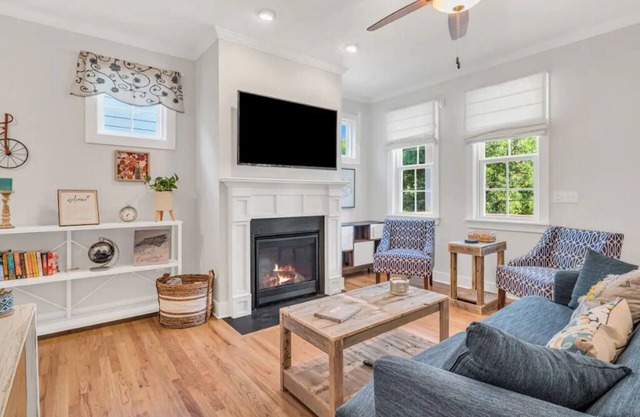 COZY SUN FILLED HOME/MODERN VILLA NEAR DOWNTOWN