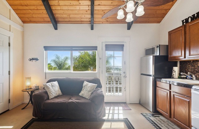 Cozy Sunset Views W/Lanai - Close To Beach 1 Bedroom Home by RedAwning