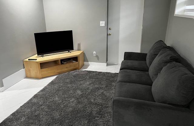 Cozy surrey queen bed suite kid & pet friendly