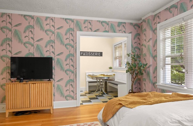 Cozy tastefully decorated vintage inspired studio condo
