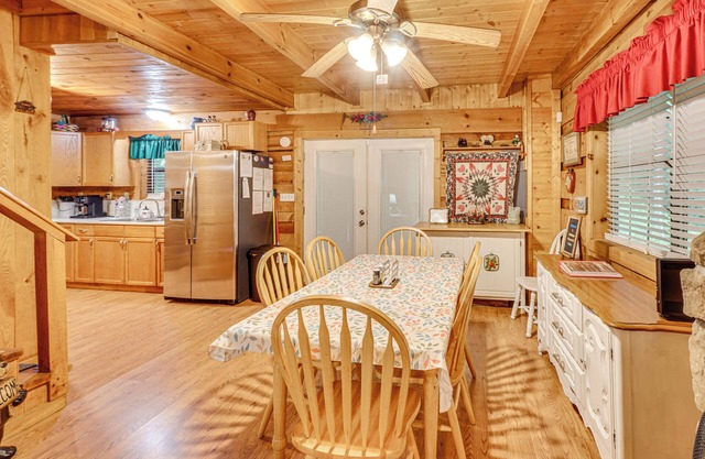 Cozy Tellico Plains Cabin w/Large Mountain Creek!