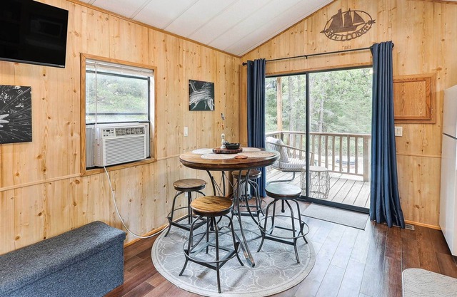 Cozy Toronto Lake Cabin < 2 Mi to Marina!