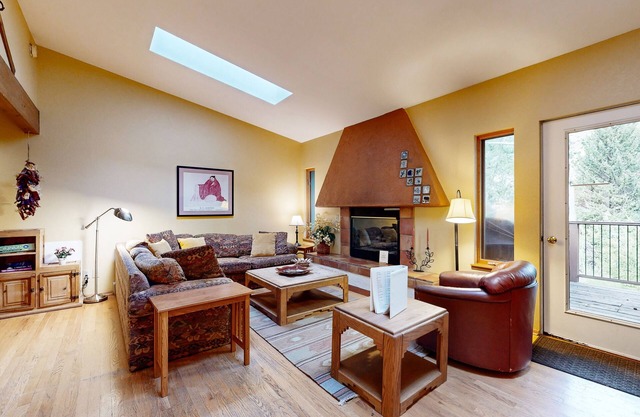 Cozy townhome with deck - on free shuttle route