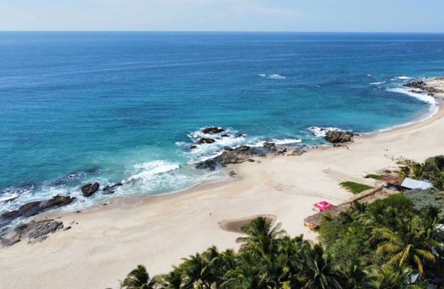 Cozy& Tranquil Poolside Gem Walk to Beach Parking