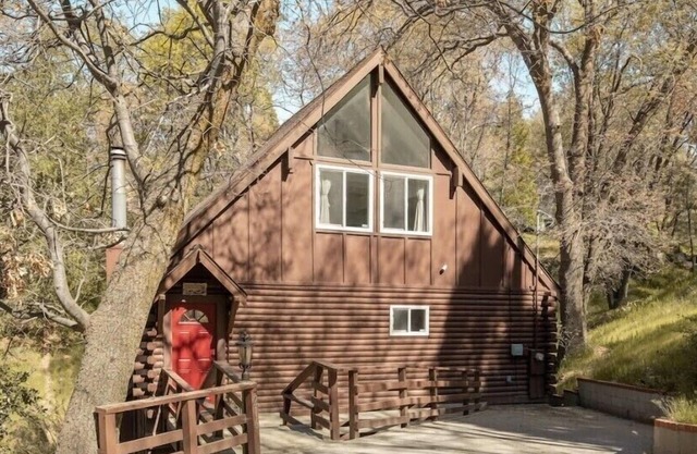 Cozy Treetop A-Frame, Fireplace, Arcade Games, Record Player