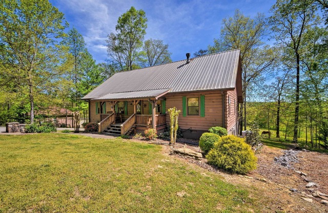 Cozy Trenton Cabin w/Spa ~ 15 Mi to Lookout Mtn!