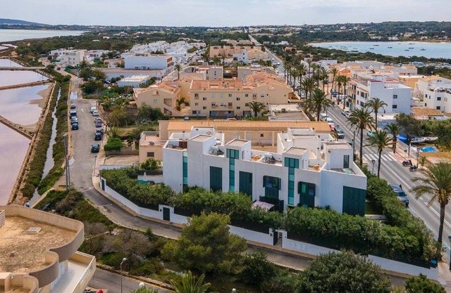 Cozy triplex in La Savina port!