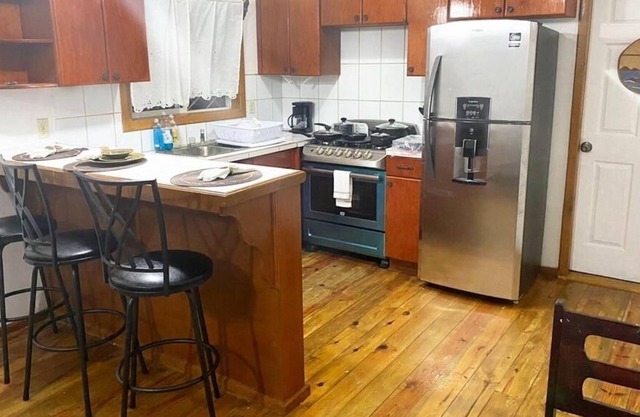 Cozy/tropical 3-bedroom cabin-10 mins from beach