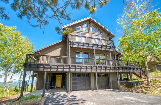 Cozy Truckee Ski Chalet with Awesome Views for 2023-24 Ski Lease