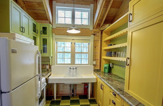 Cozy, unique cottage, #2, just minutes from Saugatuck
