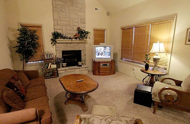Cozy Up By the Fire in this Exquisite Villa in Stonebridge! Close to Branson!