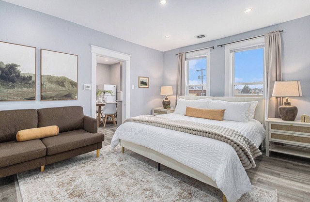 Cozy Updated Studio 1-Block Downtown & Beach