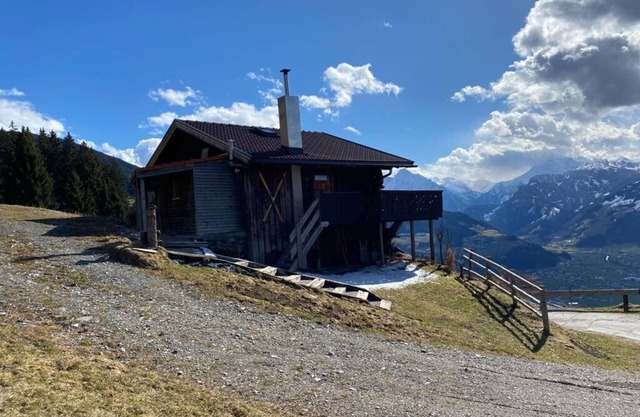 Cozy vacation cabin with a magnificent view