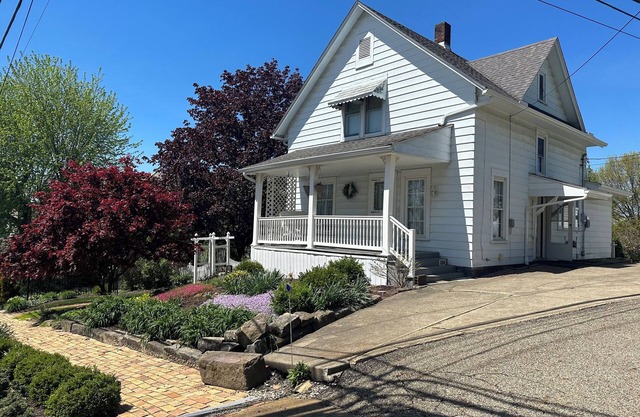 Cozy, Victorian, antique, relaxing get-away with park like back yard.