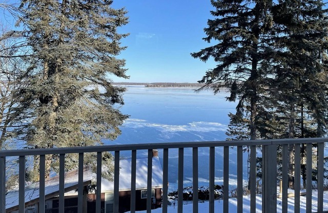 Cozy waterfront cabin with incredible views