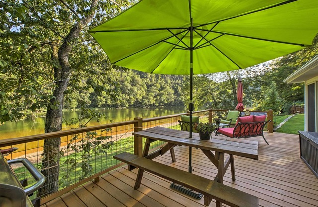 Cozy Waterfront Cottage w/Deck on White River!