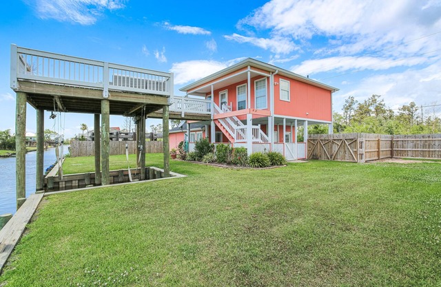 Cozy Waterfront home with canal access to Calcasieu Lake