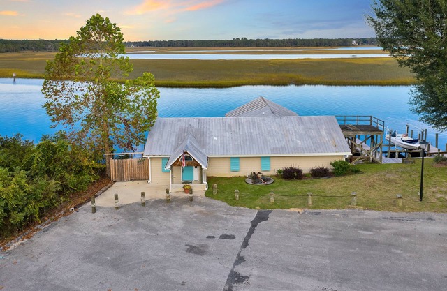Cozy Waterfront Home! 2BR/2BA Large covered deck*fishing dock*floating boat dock