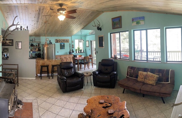 Cozy Weekend Getaway! Enjoy many things in the surrounding area!nn