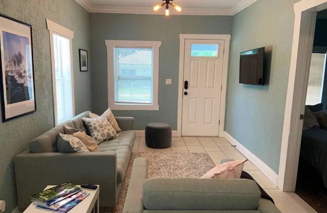 Cozy West Tampa cottage 2 miles from RAY J!