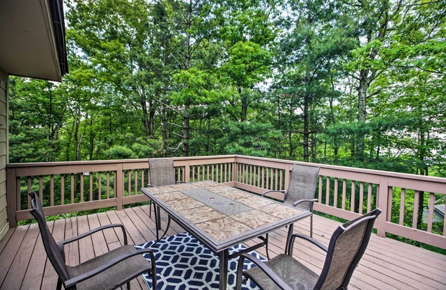 Cozy Wintergreen Resort Condo: Walk to Ski Lifts!
