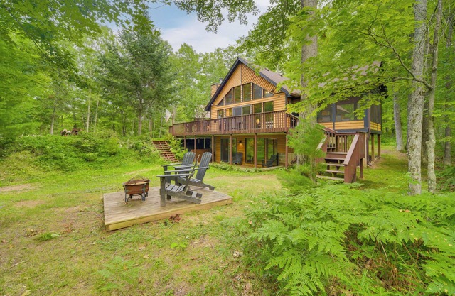 Cozy Wisconsin Cabin w/Deck, Kayaks & Lake Views!
