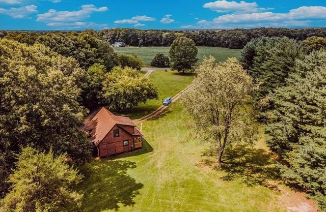 Cozy woodland cabin in Scotts - 9 acres all to yourself!