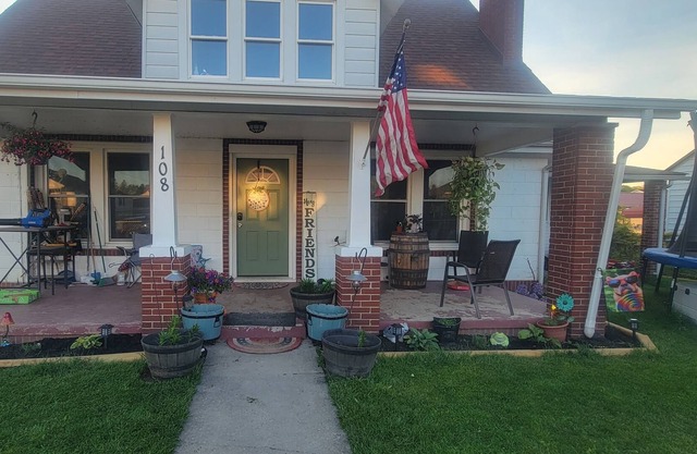 Cozy,yet Spacious 5 bedroom Home, 5 minutes from New River Gorge National Park.