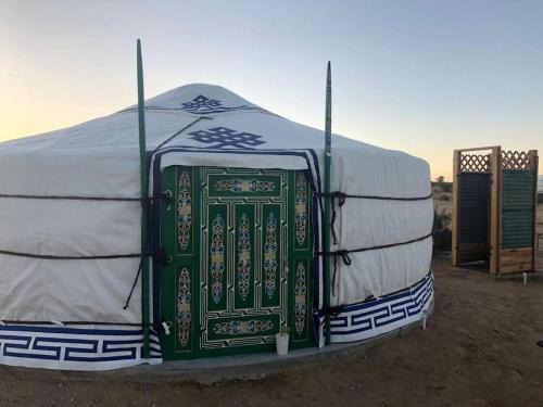 Cozy Yurt Ideal for Stargazing near Joshua Tree National Park, California