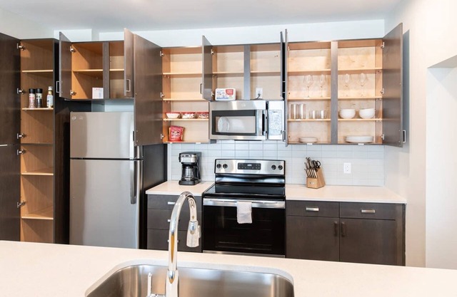 Cozysuites l Luxe 2BR in Downtown Cincinnati