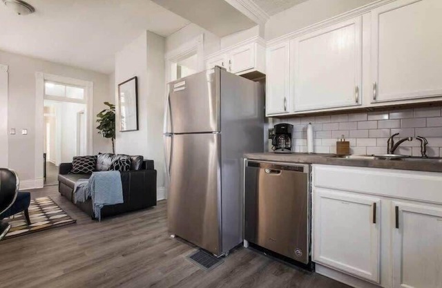 CozySuites Louisville Dream House 4BR/2BA