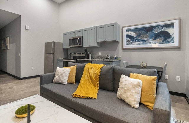 CozySuites Modern 1BR in Downtown Pitts #2