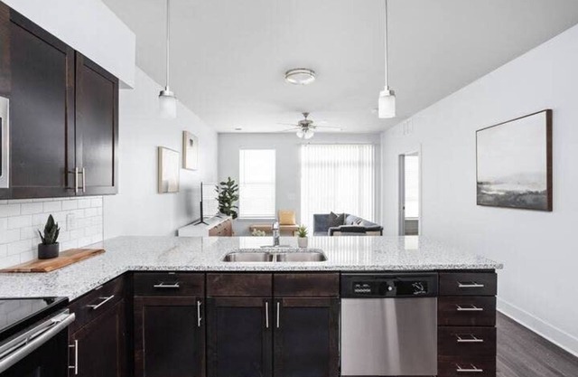 Cozysuites Stunning 4BR Next to Whole Foods
