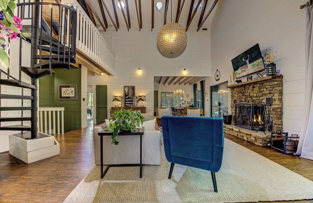 Crackling Fires, Game Nights & Community Swims, Hikes, Golf, Kayaking & Tennis - Heavenly Hideaway